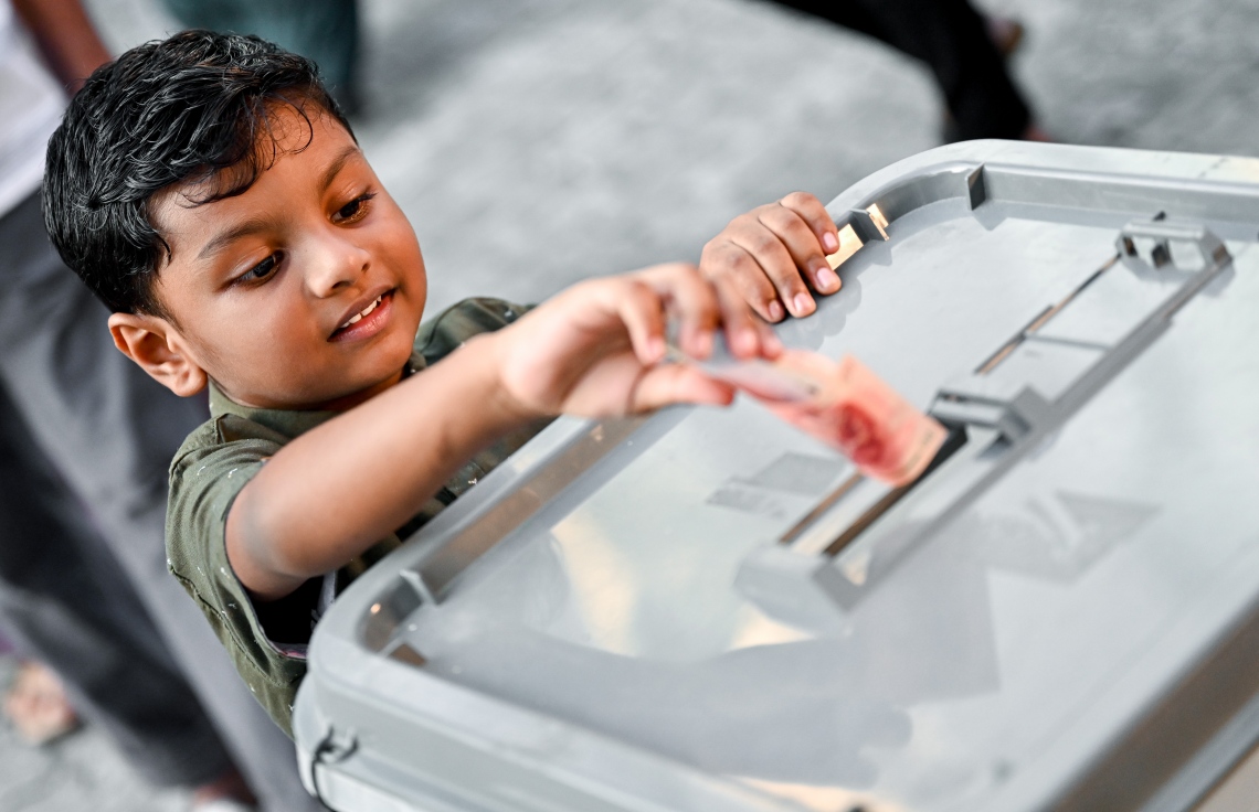 "ފަލަސްތީނާ އެކު ދިވެހީން" ނަމުގައި ދައުލަތުގެ މީޑިއާ ޕީއެސްއެމުން އިންތިޒާމު ކޮށްގެން މިއަދު ކުރިއަށް ގެންދާ ޓެލެތޯންގައި ހުޅުވާފައިވާ ފަންޑު ފޮއްޓަކަށް ކުޑަކުއްޖަކު ރުފިޔާ ލަނީ.-- ފޮޓޯ: ނިޝާން އަލީ | މިހާރު