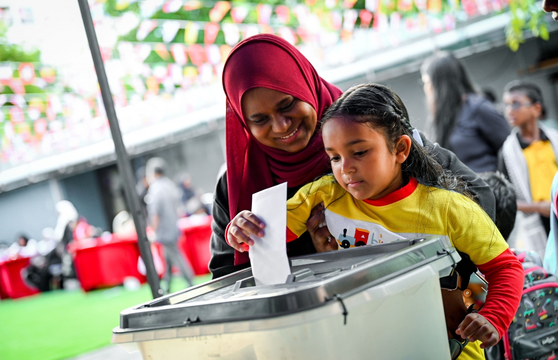 "ފަލަސްތީނާ އެކު ދިވެހީން" ނަމުގައި ދައުލަތުގެ މީޑިއާ ޕީއެސްއެމުން އިންތިޒާމު ކޮށްގެން މިއަދު ކުރިއަށް ގެންދާ ޓެލެތޯންގައި ހުޅުވާފައިވާ ފަންޑު ފޮއްޓަކަށް ކުޑަކުއްޖަކު ރުފިޔާ ލަނީ.-- ފޮޓޯ: ނިޝާން އަލީ | މިހާރު