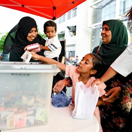 Donations being made during "Palestine aa eku Dhivehin," telethon, organized by state media, Public Service Media (PSM) -- Photo: Nishan Ali