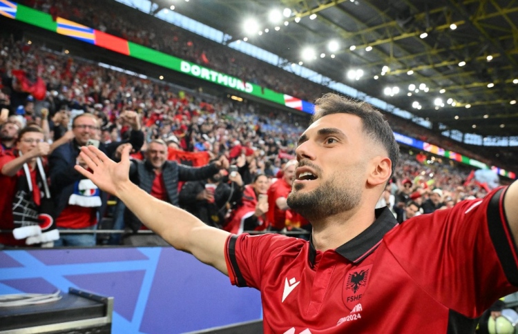 އަވަސް ގޯލް އަލްބޭނިއާއަށް، މެޗުން މޮޅުވީ އިޓަލީ