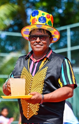 Magician Mohamed Shareef popular amongst children at the Bubble Show held in Baa Kendhoo Volleyball Court. -- Photo: Fayaz Moosa / Mihaaru News