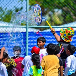 Magician Mohamed Shareed joining the Bubble Show held in Baa Kendhoo Volleyball Court to colorfully celebrate Eid-al-Adha festivities with children. -- Photo: Fayaz Moosa / Mihaaru News