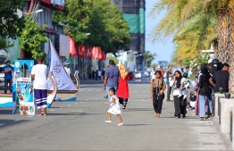 People gathering at Kalhuthuhkalaa Koshi to watch the special traditional activity hosted for Eid-al-Adha by MNDF Officers. -- Photo: Mihaaru News