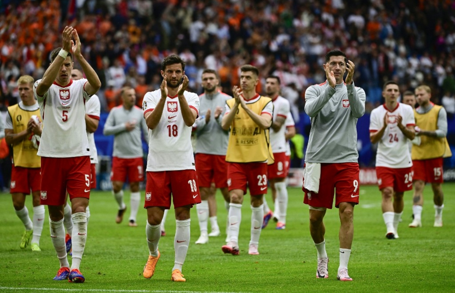 މެޗަށް ފަހު ޕޮލެންޑްގެ ޓީމާ އެކު ލެވަންޑޯސްކީ (ކ) އެޓީމުގެ ސަޕޯޓަރުން ދިން ތަރުހީބަށް ޝުކުރު އަދާކުރަނީ.-- ފޮޓޯ: އޭއެފްޕީ