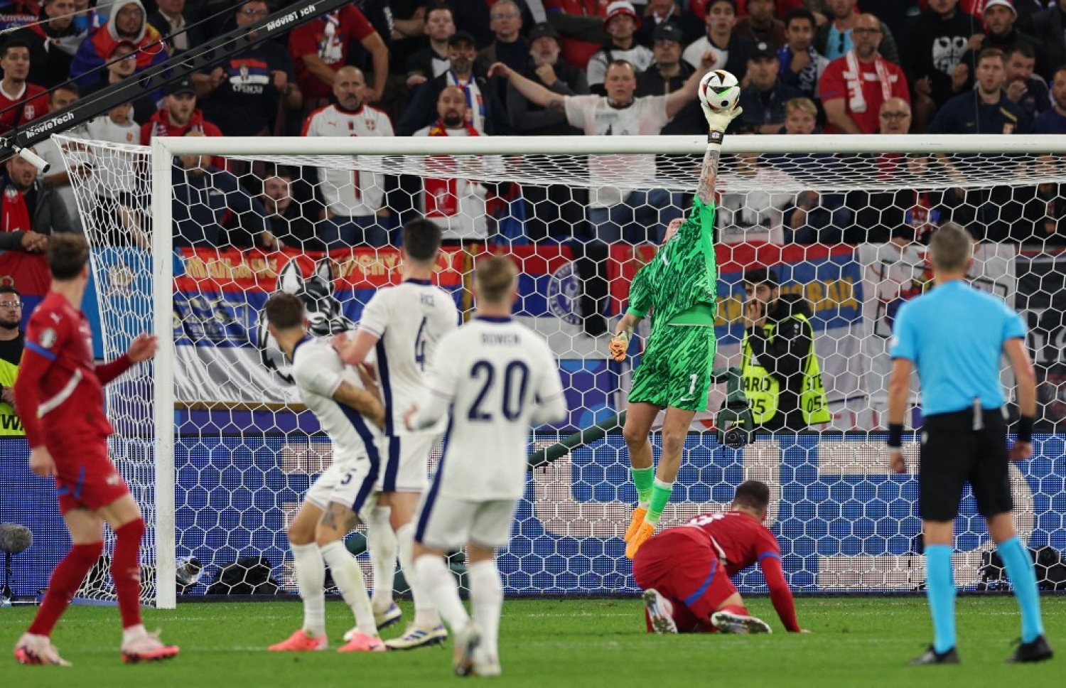 ސާބިއާ އިން މިރޭގެ މެޗުގައި ގޯލާ އަމާޒުކޮށް ފޮނުވާލި ހަމައެކަނި ބޯޅަ، ކީޕަރު ޕިކްފޯޑް ދިފާއު ކުރަނީ.-- ފޮޓޯ: އޭއެފްޕީ