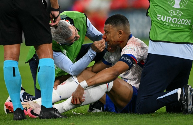 ސާޖަރީއެއް ބޭނުމެއްނުވޭ، އެމްބާޕޭ ދެން އަޅާނީ މާސްކެއް