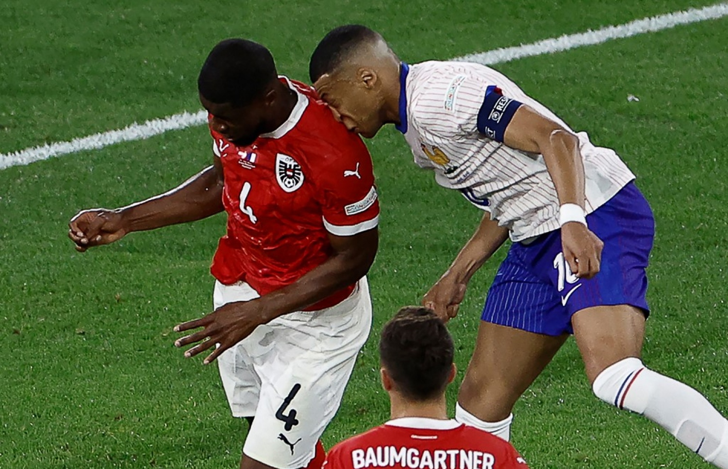 އެމްބާޕޭގެ ނޭފަތް ފަޅައިގެން ދިޔައީ އޮސްޓްރިއާ ޑިފެންޑަރު ކެވިން ޑަންސޯ ކޮނޑުގައި ޖެހިފައި.-- ފޮޓޯ: އޭއެފްޕީ