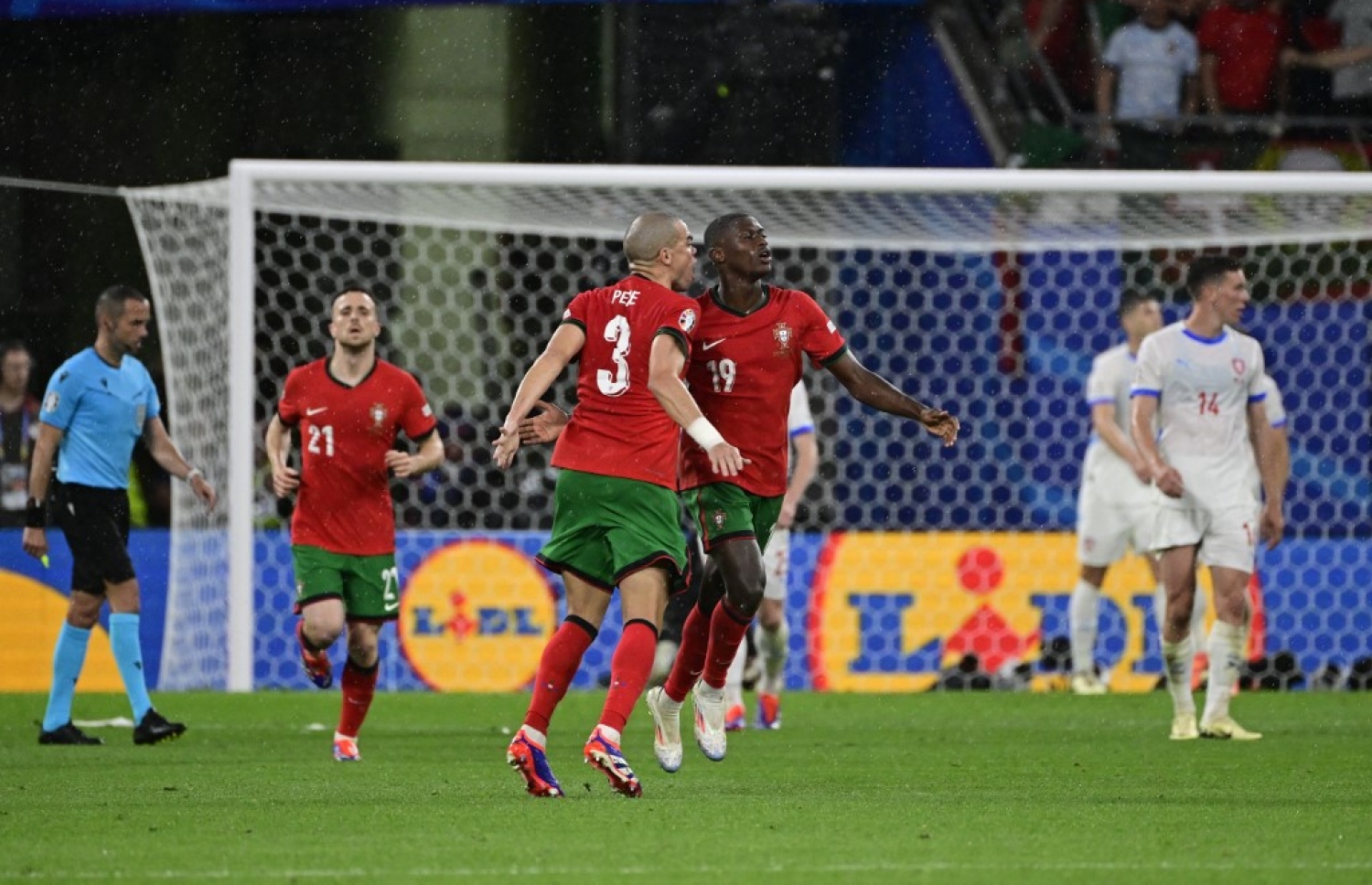 ޕޯޗުގަލް އިން އެއްވަރު ކުރި ގޯލަށް ފަހު ޕެޕޭ (3) އާއި މެންޑޭޒް (19) އުފާފާޅު ކުރަނީ.-- ފޮޓޯ: އޭއެފްޕީ