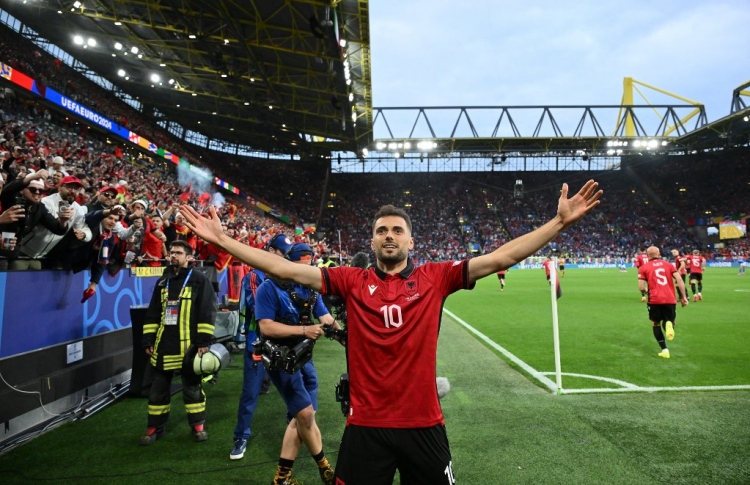 އަލްބޭނިއާއަށް ކުޅެން، ރިޔާސީ އަމުރު ހިފައިގެން ކޯޓަށް