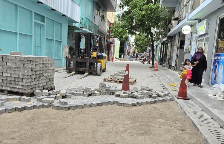 މާލޭގައި ފެންބޮޑުވާ މަގުތައް މަރާމާތު ކުރަން ފަށައިފި