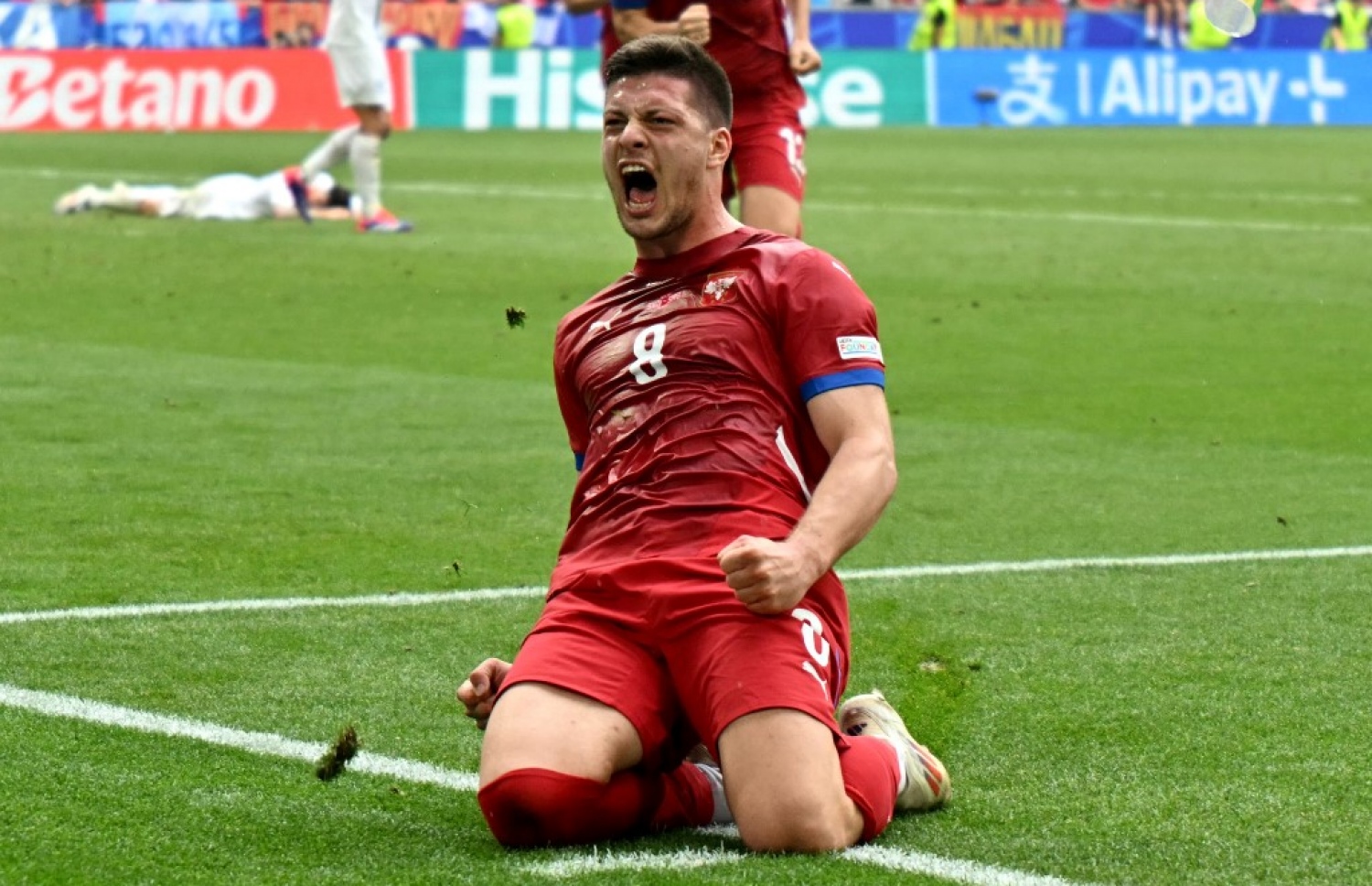 ފަހު ވަގުތު ސާބިއާ އަށް އެއްވަރު ކޮށްދިން ގޯލު ޖެހުމަށް ފަހު ޖޮވިޗް އުފާފާޅު ކުރަނީ.-- ފޮޓޯ: އޭއެފްޕީ