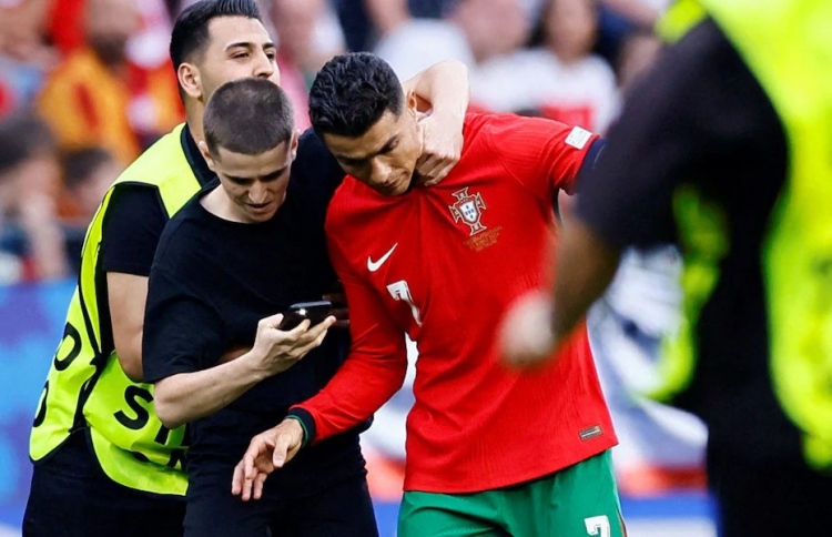 ރޮނާލްޑޯއާ ބައްދަލުކުރަން ދަނޑަށް އެރުމުން ތަހުގީގަށް