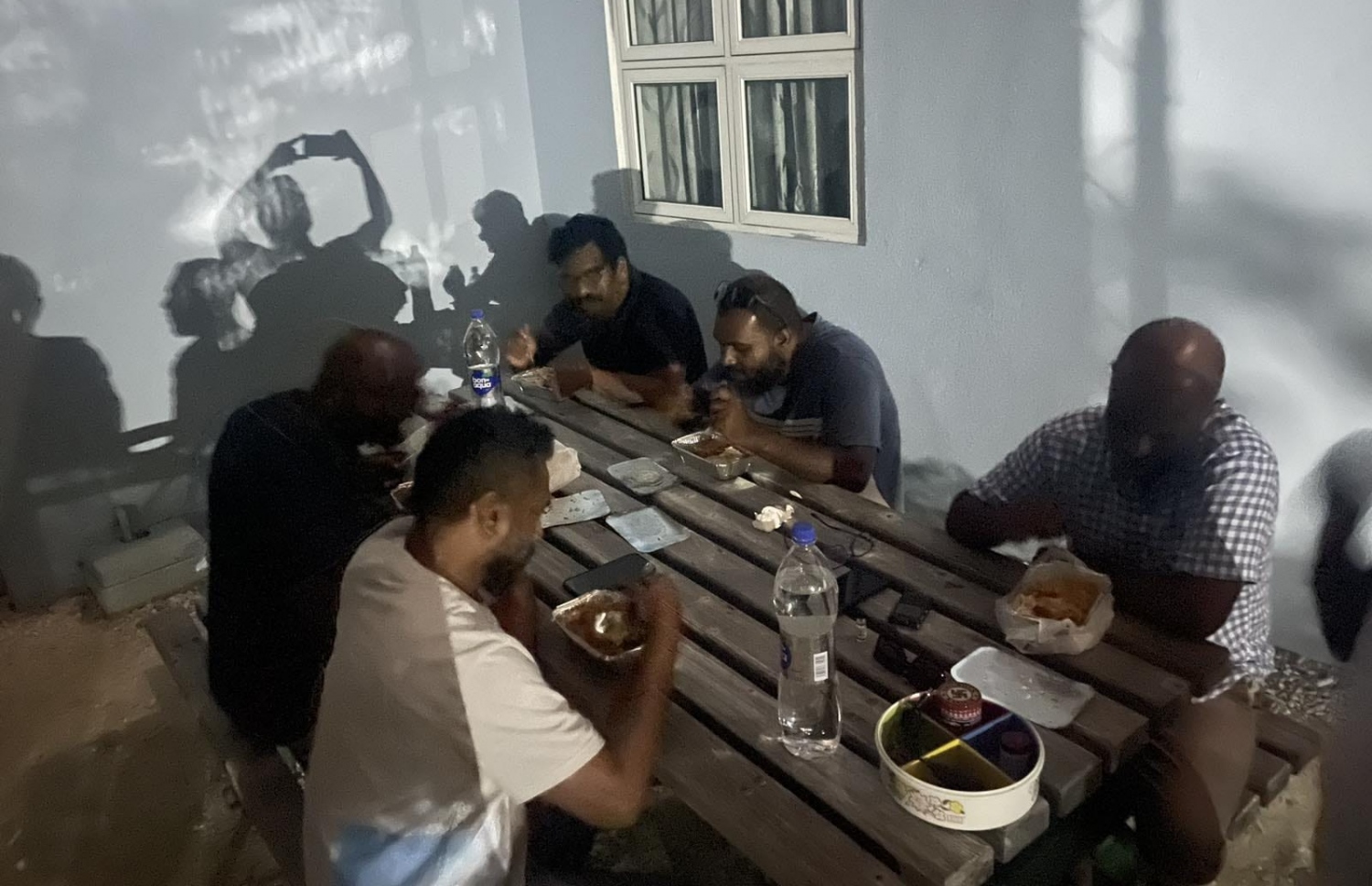 މުވައްޒަފުން ބޭރުގައި ކަނީ -- ފޮޓޯ: މިފްކޯ