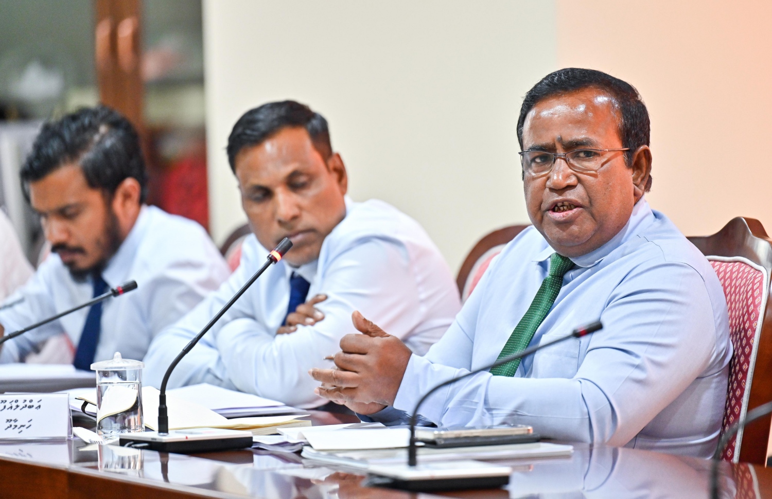 މާލިއްޔަތު ކޮމިޓީގައި މެންބަރު އަބްދުލް ގަފޫރު މޫސާ ވާހަކަދައްކަވަނީ -- ފޮޓޯ: ފަޔާޒް މޫސާ / މިހާރު