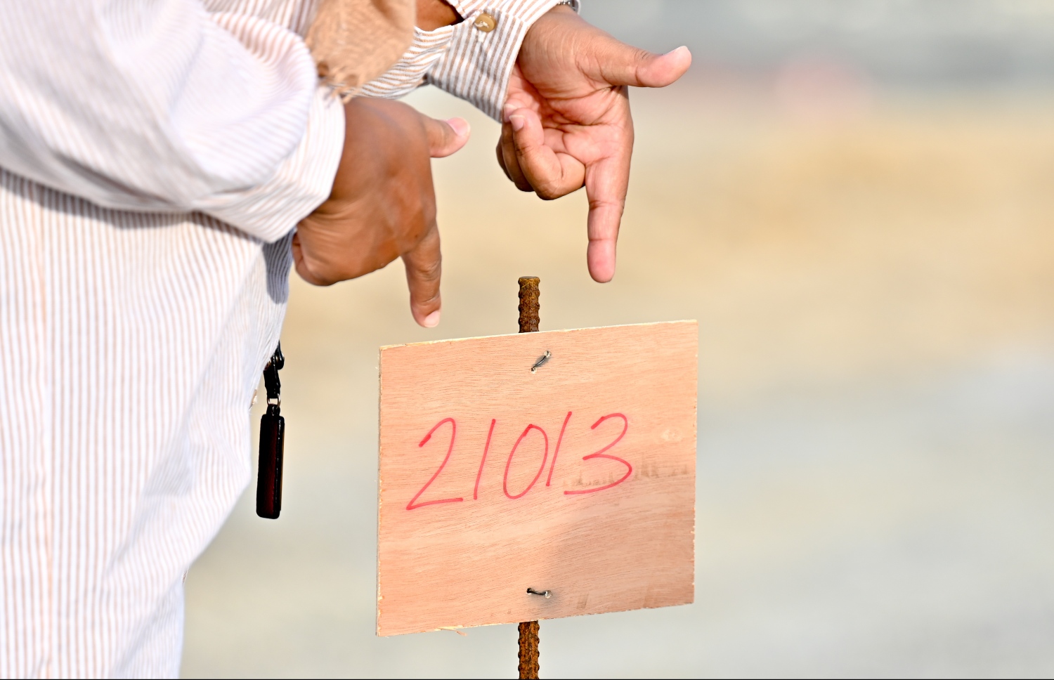 ބިންވެރިޔާ ސްކީމްގެ ދަށުން ހުޅުމާލެއިން ބިން ލިބުނު މީހުން ބިމާ ހަވާލުވަނީ.-- ފޮޓޯ: ނިޝާން އަލީ | މިހާރު