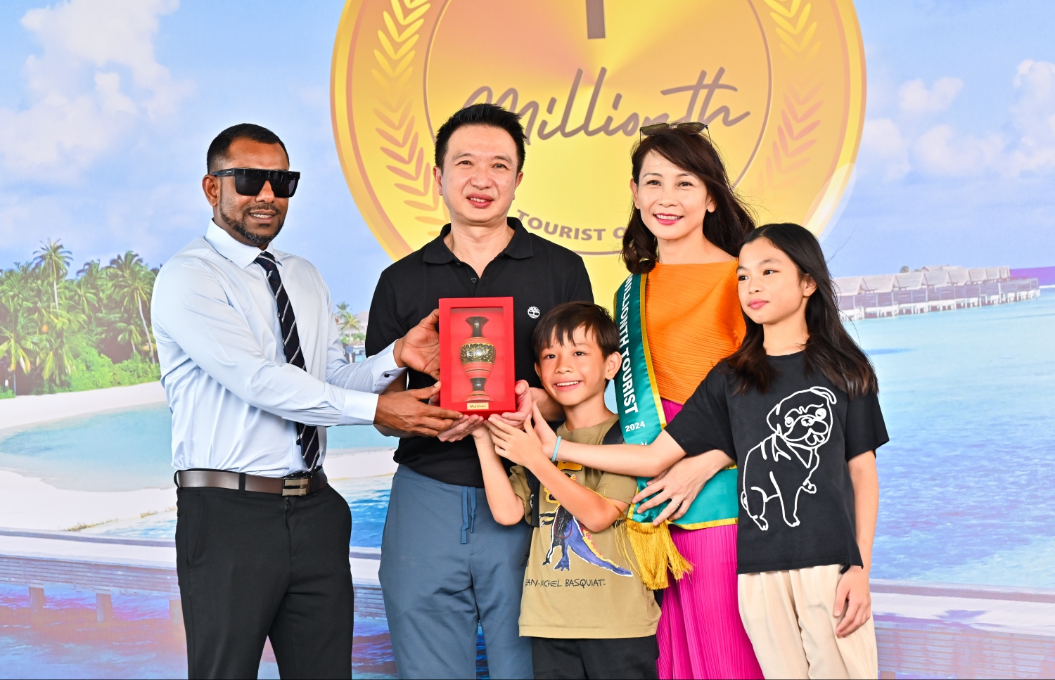 އެއް މިލިއަން ވަނަ ޓޫރިސްޓަށް މިނިސްޓަރު ފައިސަލް މަރުހަބާކިޔަނީ. -- ފޮޓޯ: ފަޔާޒް މޫސާ / މިހާރު