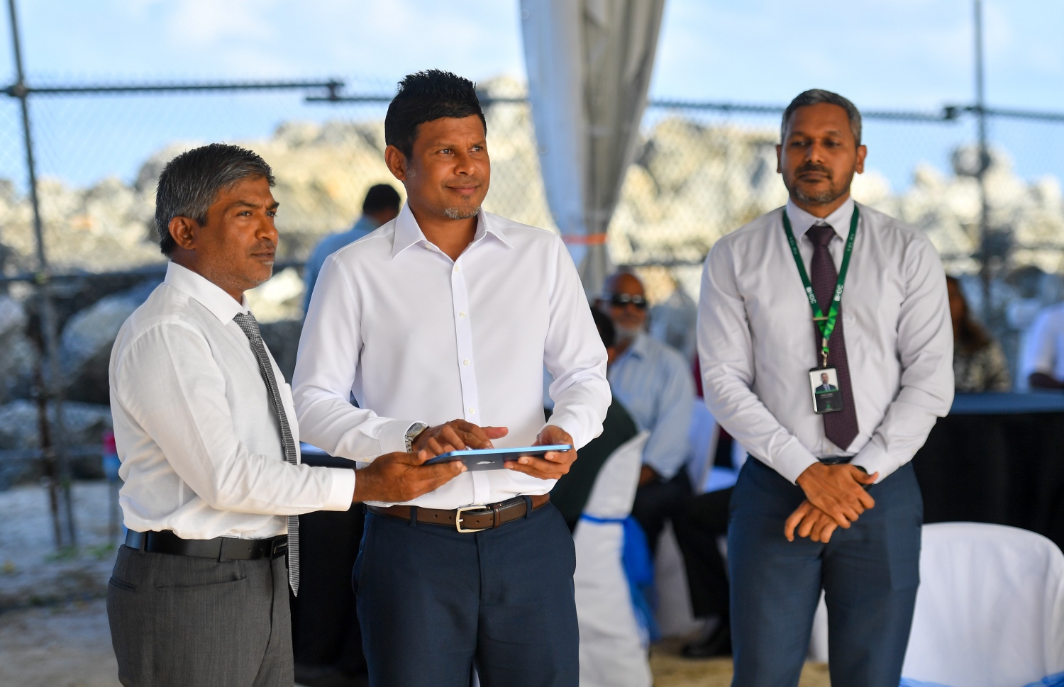 ހުޅުމާލެ 2 ގައި ހަދާ ލަގްޒަރީ ވިލާތަކުގެ ބިންގާ ނައިބު ރައީސް ހުސެއިން މުހައްމަދު ލަތީފް އަޅުއްވައިދެއްވަނީ.-- ފޮޓޯ: ރައީސް އޮފީސް