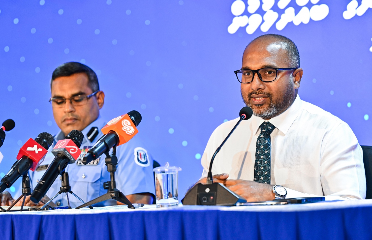 ފުލުހުންގެ އިދާރާގައި ބޭއްވި ޕްރެސް ކޮންފަރެންސްގައި ހޯމް މިނިސްޓަރު އަލީ އިހުސާން ވާހަކަދައްކަވަނީ.-- ފޮޓޯ: ފަޔާޒް މޫސާ | މިހާރު