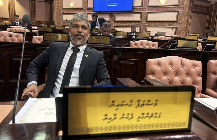 މެމްބަރުންގެ މުސާރަ ކުޑަކޮށް، ނަމޫނާ ދައްކަން އެދިއްޖެ