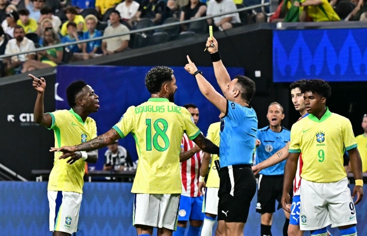 ކޮންމެބޯލް އަދި ރެފްރީން ވެސް ތިބީ ބްރެޒިލާ ދެކޮޅަށް