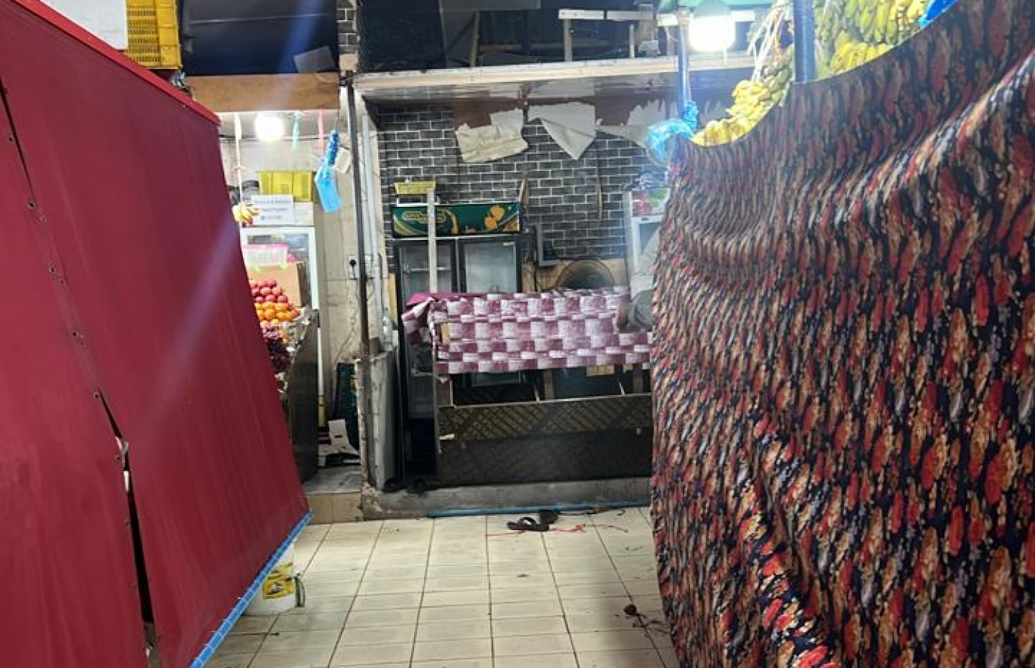 އަމީނީ މަގުގައި ހިންގާ މާރުކޭޓުގެ ގޮޅިތަކުގައި ތިބޭ ބިދޭސީން ގަވާއިދާ ހިލާފަށް އުޅޭތީ، އެ މީހުން އިމިގްރޭޝަންގެ ބެލުމުގެ ދަށަށް ގެންދިއުމުން ގޮޅިތައް ރޭ ބަންދު ކޮށްފައި.---ފޮޓޯ: މިހާރު