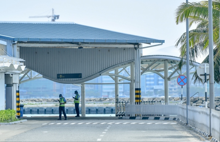 ހިނގާފައި އެއާޕޯޓަށް ވަންނަން އުޅެނިކޮށް ހިފަހައްޓައިފި