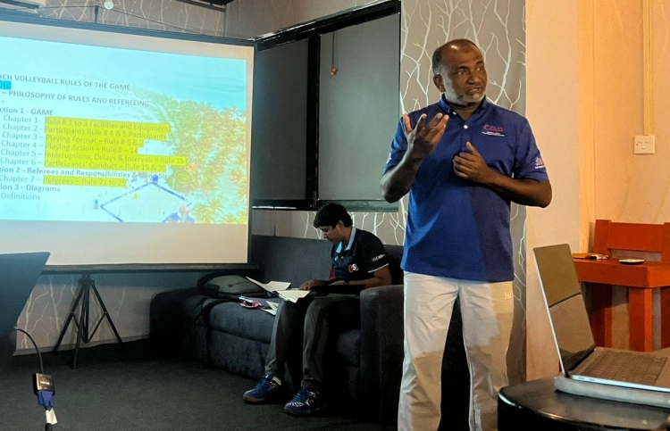 ލަންކާގެ ބީޗް ވޮލީ ރެފްރީން ތަމްރީންކުރަނީ ހުސެއިން