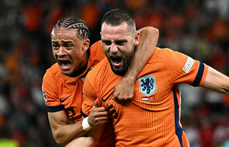 ފަހަތުން އަރައި ތުރުކީ ބަލިކޮށް ނެދަލެންޑްސް ސެމީ އަށް