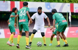 From Monday's friendly match with PSG legend Jay-Jay Okocha, organized by Ooredoo.-- Photo: Nishan Ali / Mihaaru