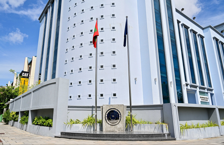 އަމުރަށް ތަނާބުވެ،ސައިކަލްގައި ޖައްސައި ޒަހަމްކޮށްލައިފި