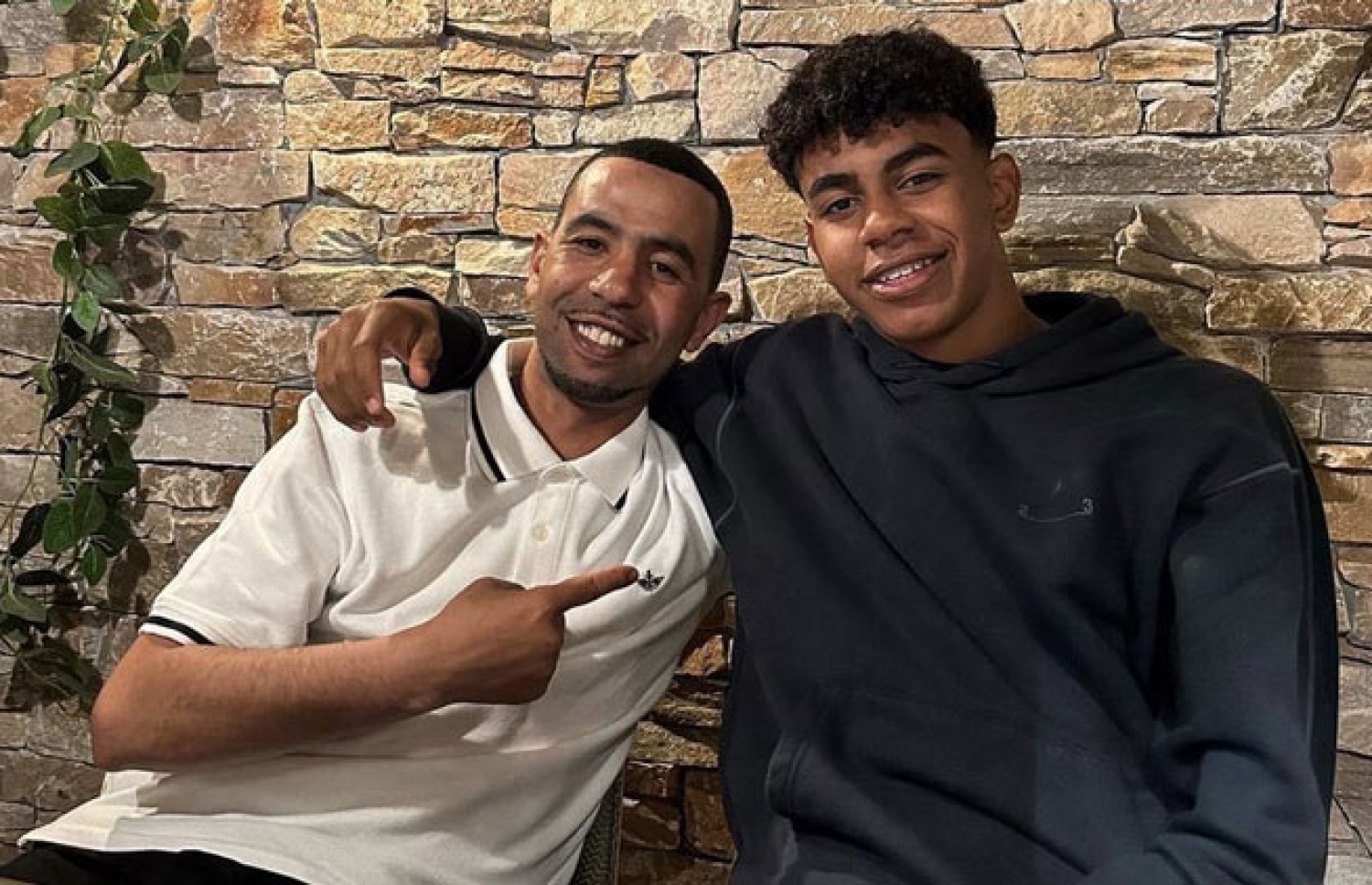 ޔަމާލް އޭނާގެ ބައްޕައާ އެކު.