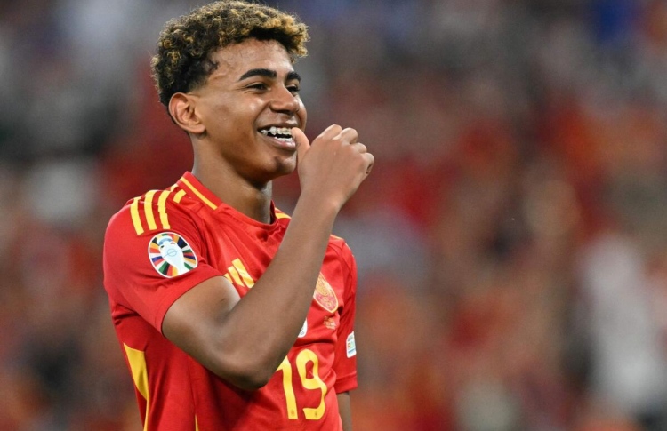 ޔަމާލް މުގުރާލި ޕެލޭގެ ރެކޯޑާއި ހައިރާންކޮށްލި ގޯލު!