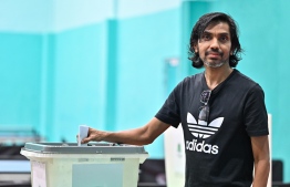 President of the Table Tennis Association of Maldives (TTM), Ali Rasheed casting his vote at the elections held yesterday. -- Photo: Fayaz Moosa / Mihaaru News