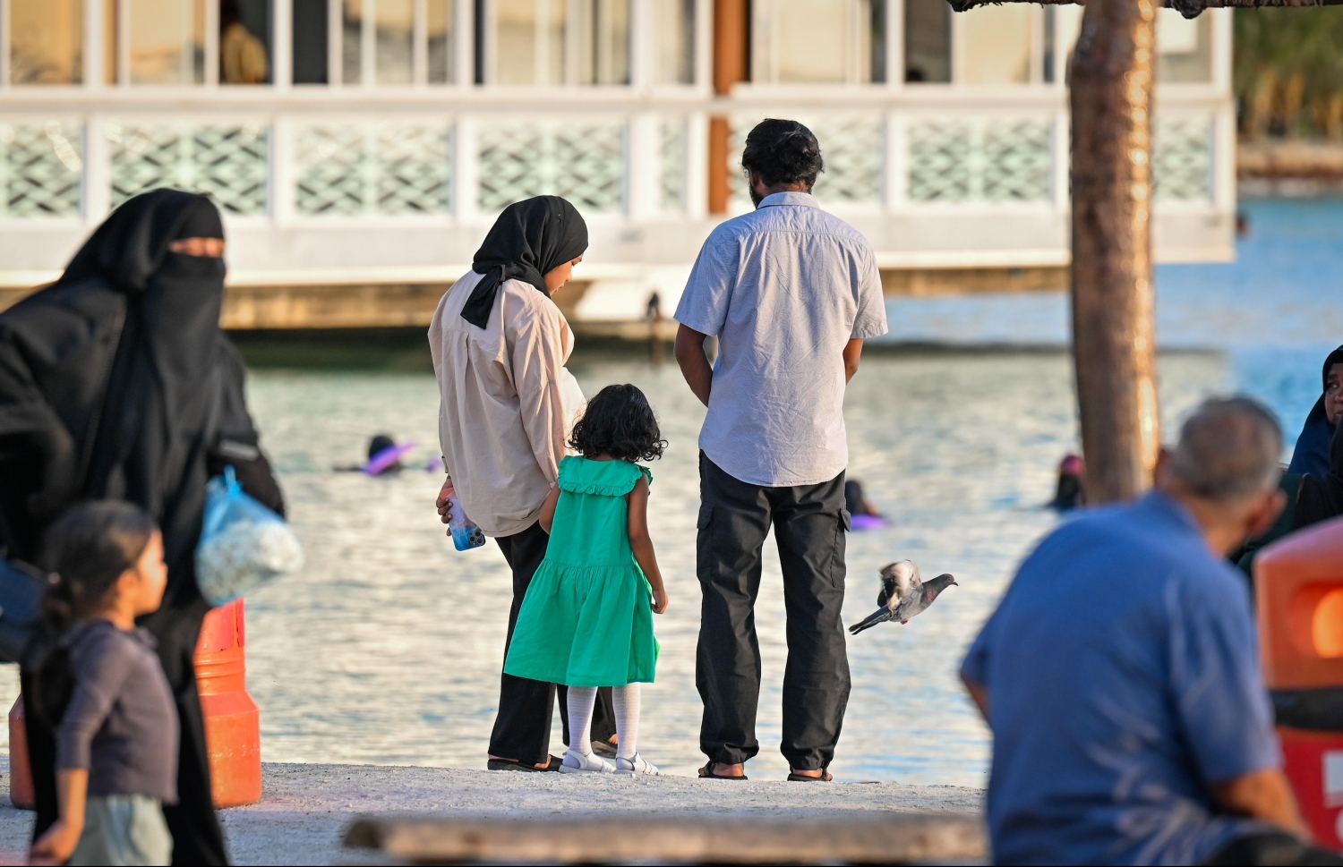 ދެމަފިރިއަކު، ކުޑަ ދަރިފުޅާއެކު ރަސްފަންނުގައި މަޑުކޮށްލައިގެން. ރާއްޖޭގައި ފާޓިލިޓީ ރޭޓް ހުރީ 1.7 ގައި ކަމަށް ބޯހިމެނުމުގެ ނަތީޖާތަކުން ދައްކާ-- ފޮޓޯ: ނިޝާން އަލީ/ މިހާރު