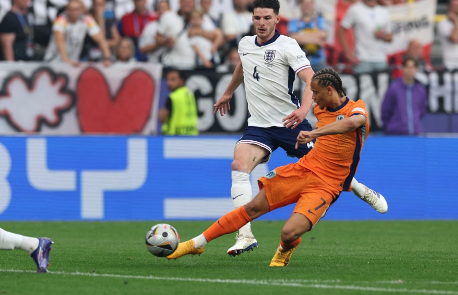 ޒަވީ ސިމޮންސް ނެދަލެންޑްސް އަށް ލީޑު ނަގައިދިން ގޯލު ޖަހަނީ.-- ފޮޓޯ: އޭއެފްޕީ