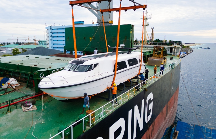 މެރިން މާސްޓާއިން ޔޫއޭއީއަށް ބޯޓެއް އެކްސްޕޯޓްކުރަނީ