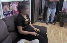 ސްޕާއިން އަތުލައިގެން ލިޔެކިޔުން ނެތް ބިދޭސީ މީހެއް.--- ފޮޓޯ: އިމިގްރޭޝަން