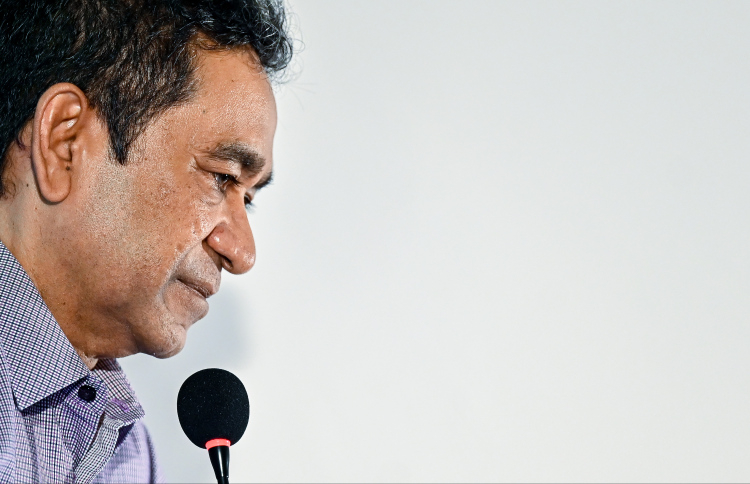 ކުރީގެ ރައީސް އަބްދުﷲ ޔާމީން ޖަލްސާއެއްގައި ވާހަކަ ދައްކަވަނީ: ކުރީގެ ރައީސުންގެ އޮފީސް ހިންގުމުގެ ހަރަދަށްވާ ފައިސާ މިހާތަނަށް ވެސް ޔާމީނަށް ދީފައި ނުވާތީ އެ ފައިސާ ހޯދަން ވަނީ ހުށަހަޅުއްވާފައި. - ފޮޓޯ: ނިޝާން އަލީ / މިހާރު