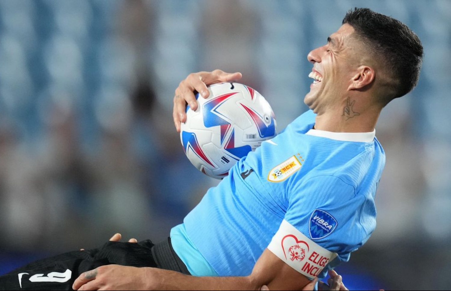 މެޗަށް ފަހު އުރުގުއޭ ކުޅުންތެރިން، ސުއަރޭޒް އުފުއްލާލައި އުފާފާޅުކުރަނީ.-- ފޮޓޯ: ގެޓީ