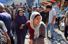 ފަލަސްތީނުގެ ރެފިއުޖީންނަށް އދ. އިން ހަމަޖައްސައިދީފައިވާ އިމާރާތަކަށް އިއްޔެ އިޒްރޭލުން ހަމަލާ ދިނުމުން އާންމުން ރައްކާތެރިކަން ހޯދަން މަސައްކަތްކުރަނީ: މިފަދަ ހަމަލާތަކާ ދެކޮޅު ހެދުމުގެ ގޮތުން ހަމާސްއިން ވަނީ ސުލްހައިގެ ވާހަކަތަކުން ވަކިވާން ނިންމާފައި. -- ފޮޓޯ: އޭއެފްޕީ