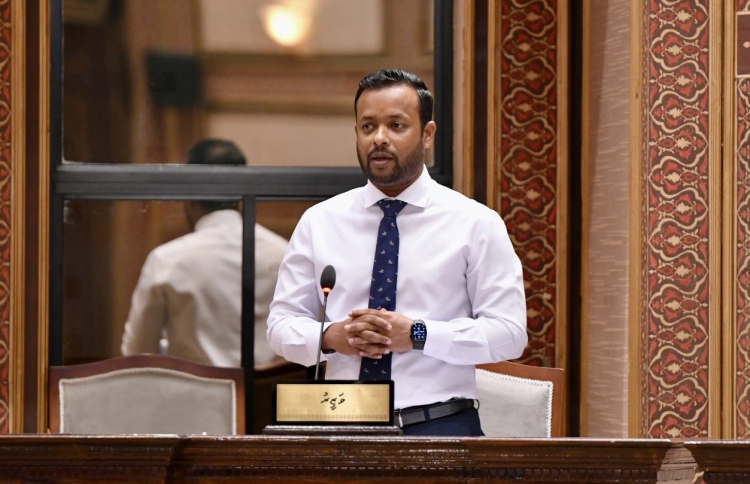 ރައްޔިތުންގެ މަޖިލީހުގެ މިއަދުގެ ޖަލްސާގައި މިނިސްޓަރު މުއްތަލިބް މިއަދު ވާހަކަ ދައްކަވަނީ: ފެނައާ ހަވާލުކުރި މަޝްރޫއުތައް ސަބްކޮންޓްރެކްޓްކޮށް ކުރިއަށް ނުދާ ކަމަށް މިނިސްޓަރު ވިދާޅުވި. -- ފޮޓޯ | މަޖިލިސް