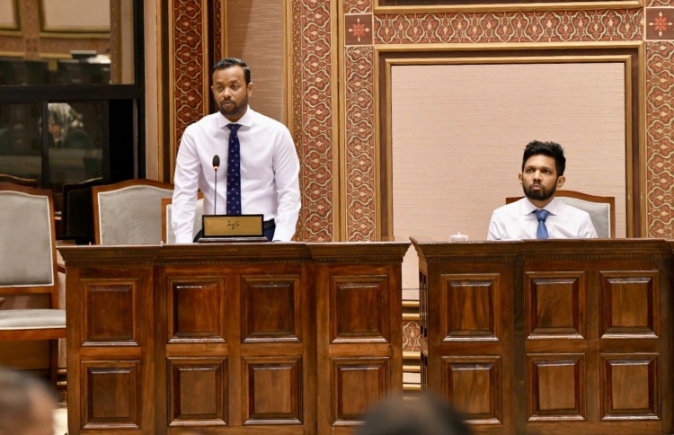 ރައްޔިތުންގެ މަޖިލީހުގެ މިއަދުގެ ޖަލްސާގައި ކޮންސްޓްރަކްޝަން މިނިސްޓަރު ޑރ. އަބްދުﷲ މުއްތަލިބް ވާހަކަ ދައްކަވަނީ: އައްޑޫގެ ބްރިޖު މަޝްރޫއަކީ ސަ