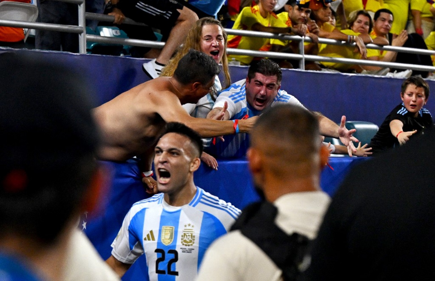 ލައުޓާރޯ މާޓިނޭޒް އާޖެންޓީނާ މޮޅު ކޮށްދިން ގޯލު ޖެހުމަށް ފަހު.-- ފޮޓޯ: އޭއެފްޕީ