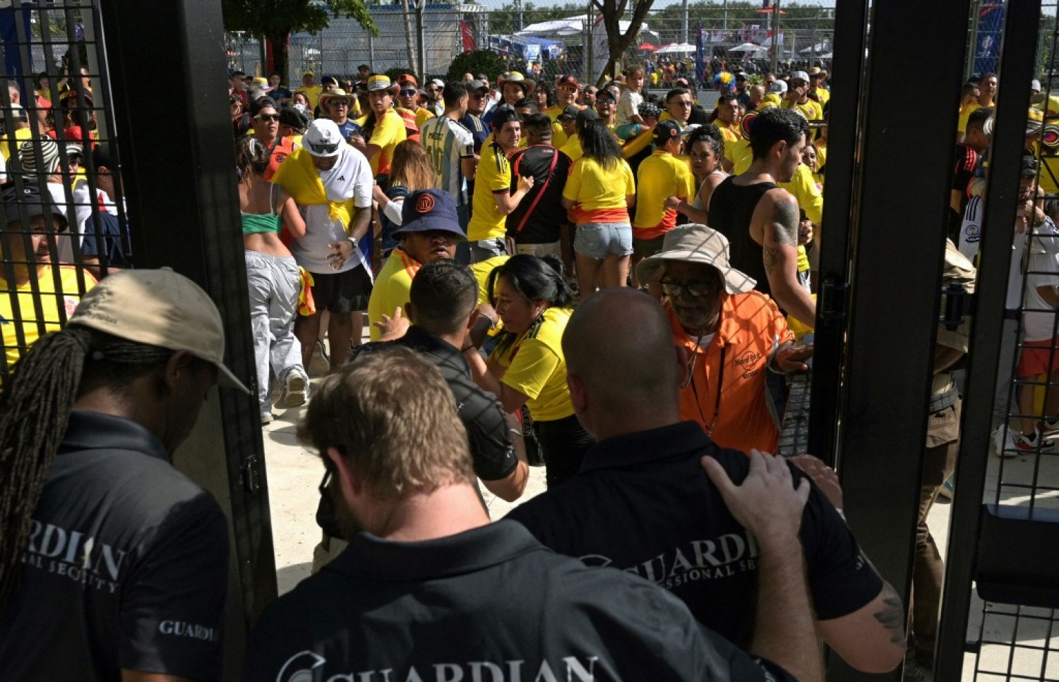 މެޗުގެ ކުރިން ސަޕޯޓަރުން ވެއްދުން ލަސްވެގެން މެޗު ފެށީ، ތާވަލް ކުރެވުނު ވަގުތަށް ވުރެ ގަޑިއެއްގެ އިރަށް ވުރެ ގިނައިރު ފަހުން.-- ފޮޓޯ: އޭއެފްޕީ