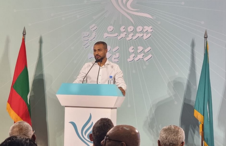 ޕީއެންސީ ހަރުގޭގައި ބޭއްވި ޖަލްސާގައި ފެނަކަ ކޯޕަރޭޝަނުގެ މެނޭޖިން ޑިރެކްޓަރު މުއާޒު މުހައްމަދު ރަޝީދު ވާހަކަ ދައްކަވަނީ.-- ފޮޓޯ: ޕީއެންސީ