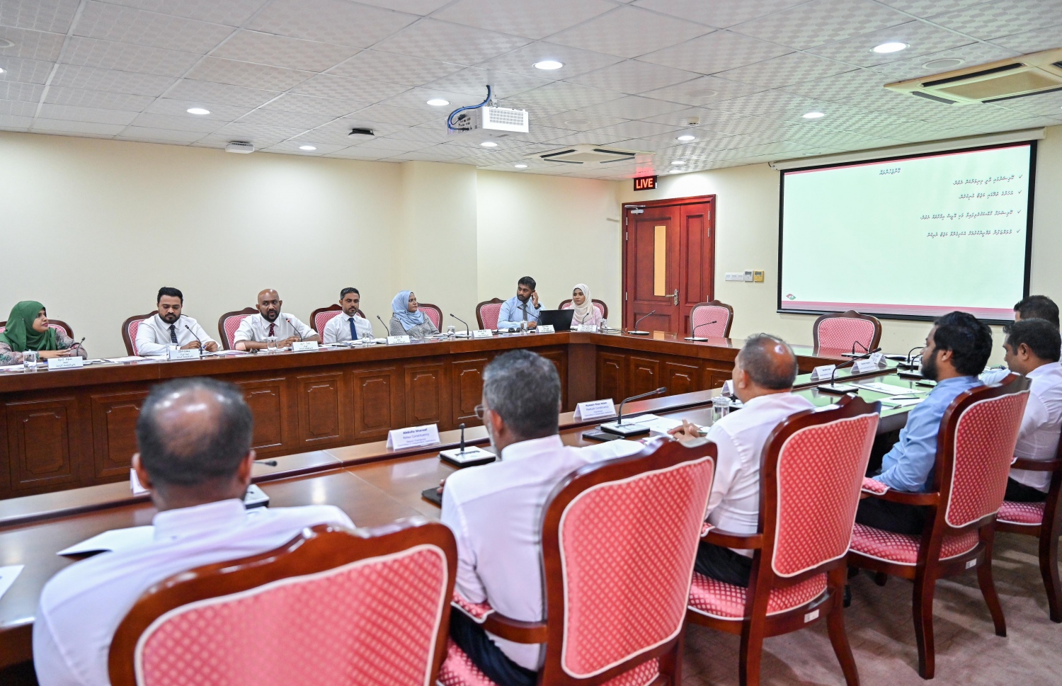 މިނިވަން މުއައްސަސާތަކުގެ ކޮމިޓީގެ މިއަދުގެ ބައްދަލުވުމަށް އޭސީސީގެ ރައީސް ޝާމިލް އަދި އެހެން ވެރިން ޖަވާބުދާރީވެވަޑައިގަންނަވަނީ.---ފޮޓޯ: ފަޔާޒު މޫސާ| މިހާރު