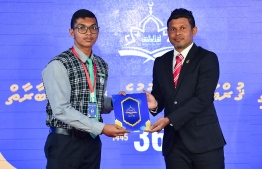 Vice President Hussain Mohamed Latheef presents an award at the closing ceremony of the 36th National Quran Competition.-- Photo: President's Office