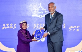 President Dr Mohamed Muizzu presents an award at the closing ceremony of the 36th National Quran Competition.-- Photo: President's Office