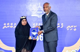 President Dr Mohamed Muizzu presents an award at the closing ceremony of the 36th National Quran Competition.-- Photo: President's Office