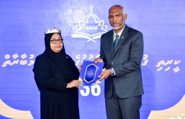 President Dr Mohamed Muizzu presents an award at the closing ceremony of the 36th National Quran Competition.-- Photo: President's Office